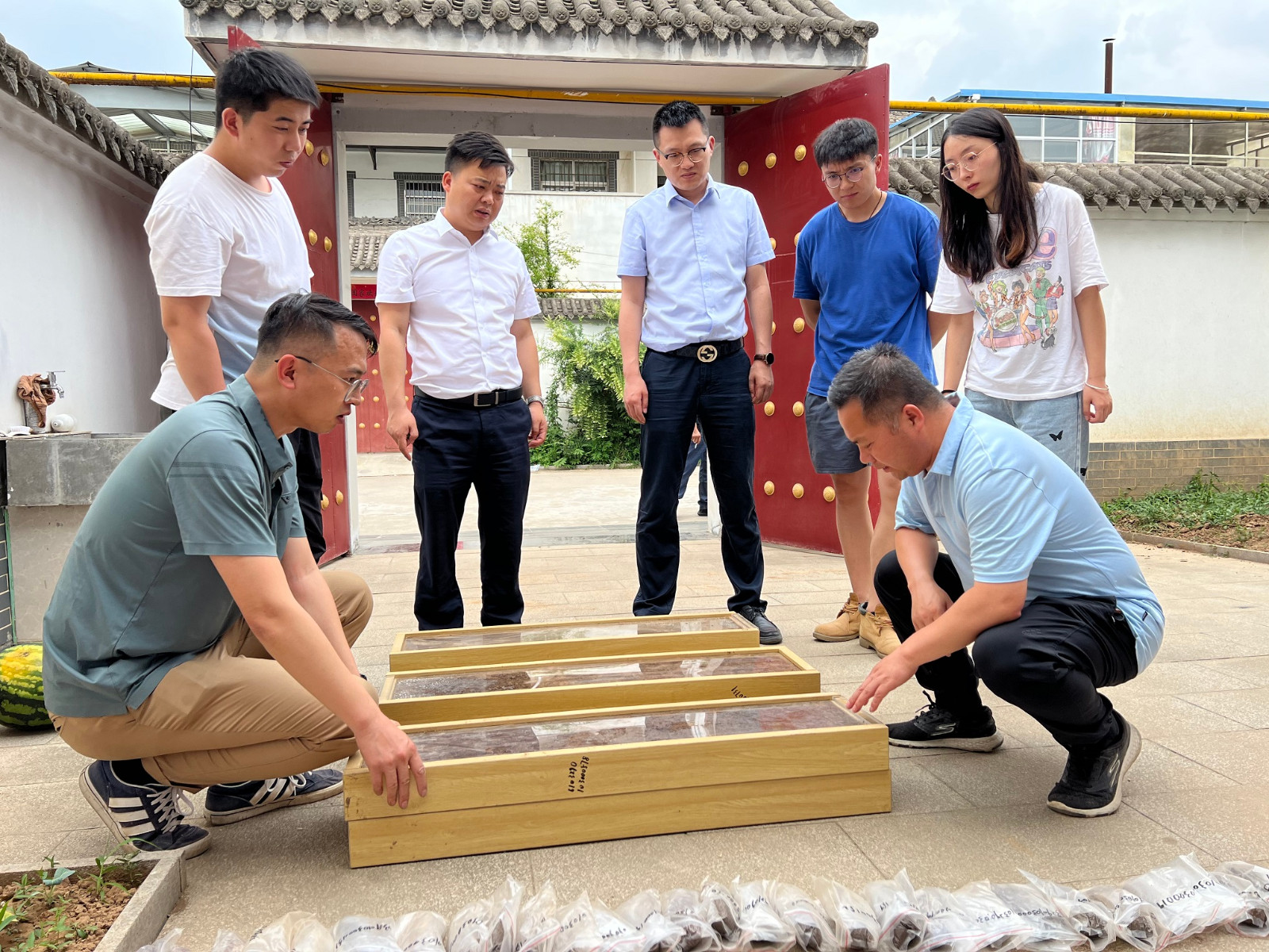 集团向导赴地建关天公司宝鸡区域土壤采样现场慰问一线职工 -  mg不朽情缘