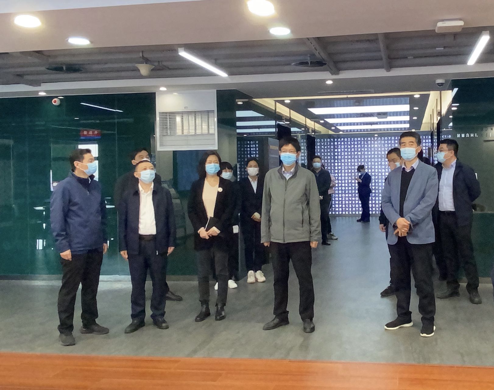 省委刷新办专职副主任刘小平一行莅临秦创原自然资源部mg不朽情缘工程手艺立异中心检查指导事情.jpg
