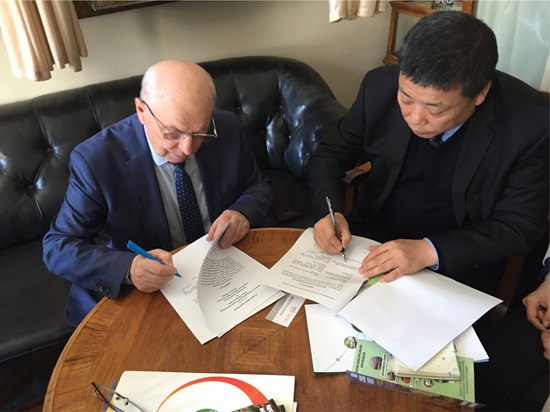 (10)集团党委书记、董事长韩霁昌与俄罗斯国立莫斯科大学土壤科学系系主任，，教授，，俄科学院通讯院士肖巴 谢尔盖 阿列克谢尔维奇签署相助协议.jpg