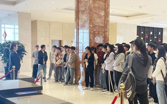 12日上午，，，，，南山花园精品旅馆观摩学习（地建旅馆公司）.jpg